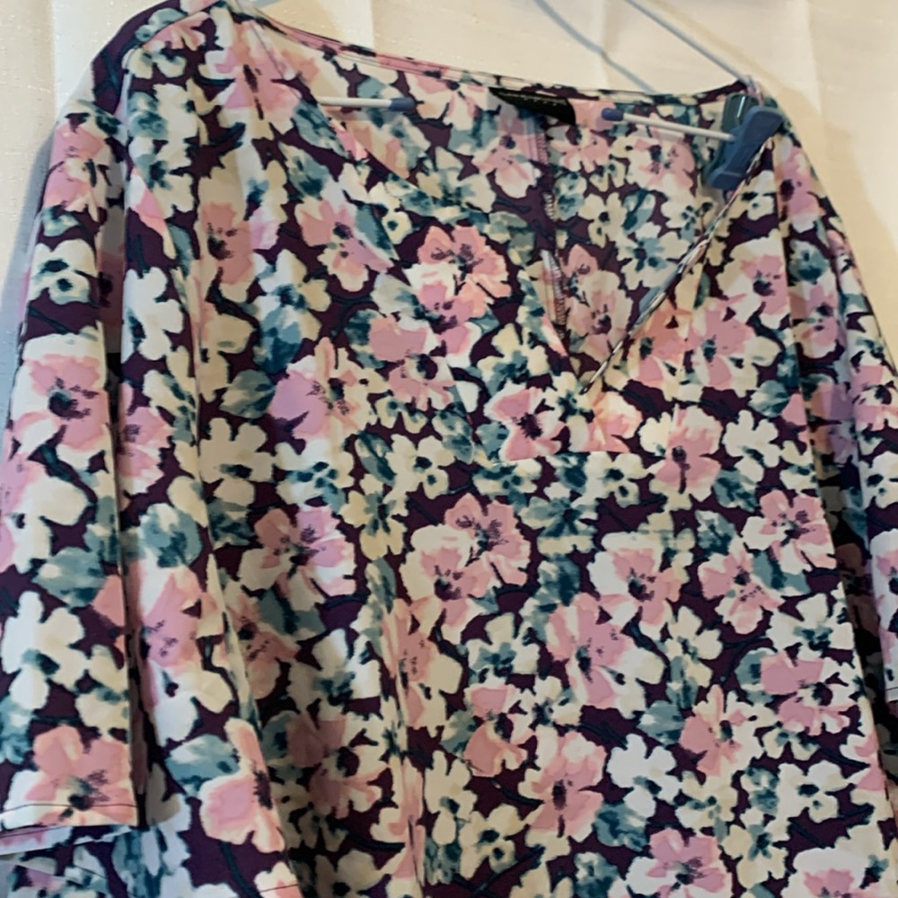Lane Bryant 5X Blouse/Top- Floral Tunic Short Sleeves. Slenderizing V- Neck EUC - Picture 3 of 8